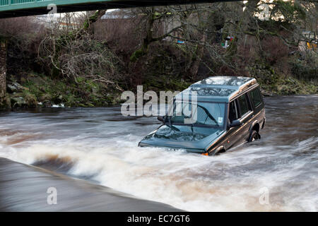 Westgate, Weardale, County Durham, Regno Unito. Mercoledì 10 dicembre 2014. Regno Unito Meteo: il conducente di questo 4x4 ha avuto la fortuna di un fuoriuscire quando il veicolo è stato spazzato via dall'alluvione durante il tentativo di attraversare un guado sul fiume usura alla Westgate in Weardale, County Durham UK Credit: David Forster/Alamy Live News Foto Stock