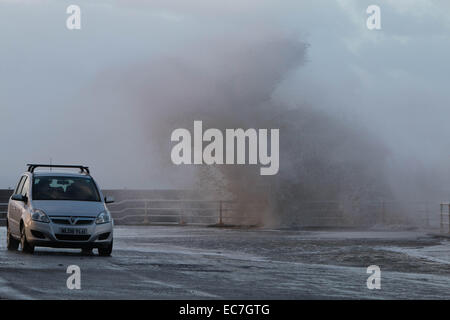 Aberystwyth, Wales, Regno Unito. 10 dicembre, 2014. Regno Unito: Meteo venti di fino a 80mph pastella il Regno Unito portando enormi ondate di Aberystwyth. Credito: Jon Freeman/Alamy Live News Foto Stock