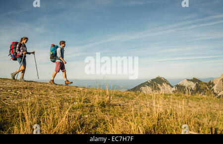 Austria, Tirolo, Tannheimer Tal, coppia giovane escursionismo Foto Stock