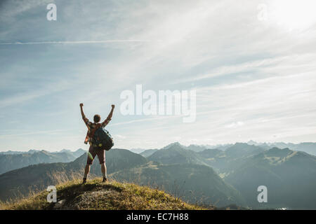 Austria, Tirolo, Tannheimer Tal, giovane tifo sulla cima della montagna Foto Stock