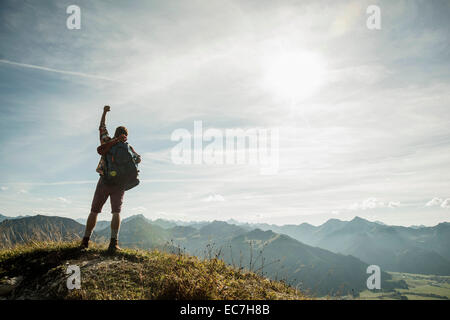 Austria, Tirolo, Tannheimer Tal, giovane tifo sulla cima della montagna Foto Stock