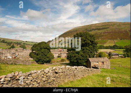 Villaggio di Thwaite alla testa di Swaledale, North Yorkshire, in tarda estate. Foto Stock