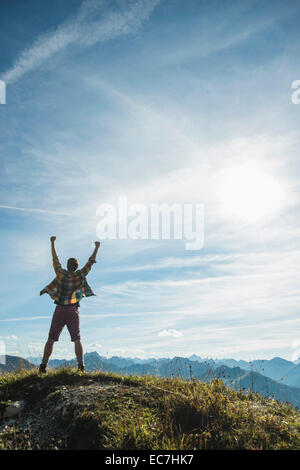 Austria, Tirolo, Tannheimer Tal, giovane tifo sulla cima della montagna Foto Stock