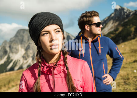 Austria, Tirolo, Tannheimer Tal, coppia giovane in montagna Foto Stock