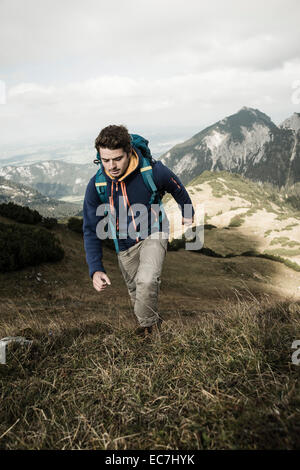 Austria, Tirolo, Tannheimer Tal, giovane uomo escursionismo Foto Stock