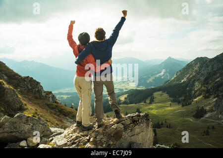 Austria, Tirolo, Tannheimer Tal, coppia giovane tifo sulla cima della montagna Foto Stock