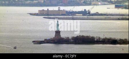 Statua della Libertà, una colossale scultura neoclassica a Liberty Island nel centro del porto di New York, a Manhattan, New York City. Foto Stock