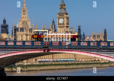 Le Case del Parlamento e a Londra Tour Bus incrocio Lambeth Bridge, Londra, Inghilterra Foto Stock