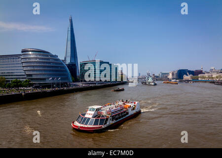 Una barca di crociera sul Fiume Tamigi a Londra, Inghilterra Foto Stock