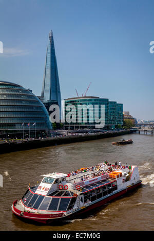 Una barca di crociera sul Fiume Tamigi a Londra, Inghilterra Foto Stock