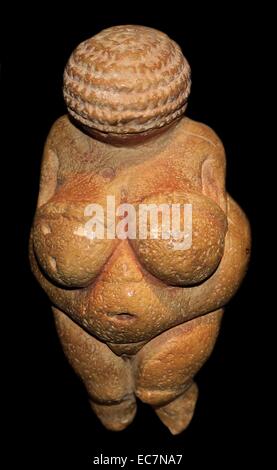 La Venere di Willendorf (replica), uno dei primi figurine femminili. Piccolo figurine femminili si trovano in tutta Europa dalla Francia alla Russia circa 28,000-20.000 anni fa. Foto Stock