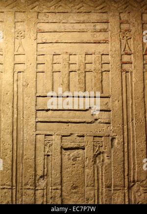 Falsa porta di Tjetji e sua moglie Debet. Calcare, quarta e quinta dinastia, circa 2500-2400 A.C. Dalla tomba di Tjetji a Giza. Questa porta e uno nelle vicinanze provengono dalla stessa tomba. False porte erano i principali luoghi per la realizzazione di offerte nell'antico regno. Una persona morta gli spiriti potrebbe passare attraverso la porta tra il mondo dei morti e dei vivi. Foto Stock