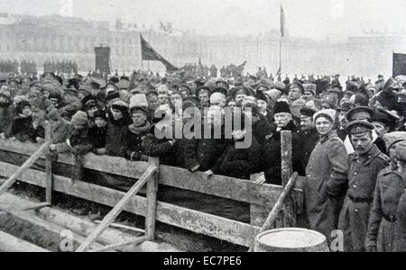 Il principe Georgy Lvov primo ministro della Russia, dal 15 marzo al 21 luglio 1917 con Pavel Milyukov (Miliukov) in carica della politica estera In russo il governo provvisorio con la folla a un funerale di massa a San Pietroburgo 1917 Foto Stock