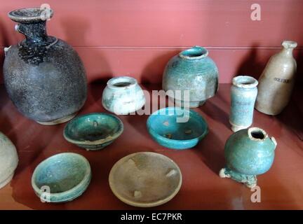 Artefatti di ceramiche smaltate e non smaltate dall Iran e Iraq (l'Assiria) circa 600 BC - 600 D.C. Foto Stock