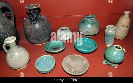 Artefatti di ceramiche smaltate e non smaltate dall Iran e Iraq (l'Assiria) circa 600 BC - 600 D.C. Foto Stock