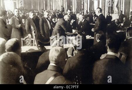 Trattato di Versailles è firmato dal primo misister segni di Clemenceau per la Francia alla conferenza di pace, Giugno 1919 Foto Stock