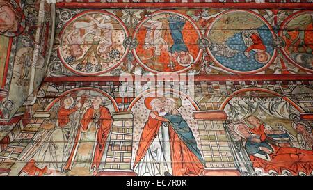 I pannelli del soffitto preservato da una chiesa norvegese risalente al 1200 D.C. Scene bibliche sono mostrati Foto Stock