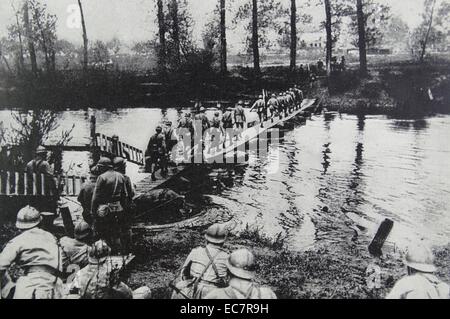 La fanteria francese di attraversare un fiume durante la Prima Guerra Mondiale utilizzando galleggianti come un ponte temporaneo Foto Stock