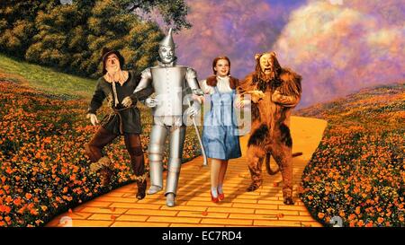 The Wizard of Oz è un 1939 American musical fantasy film prodotto dalla Metro Goldwyn Mayer e basato sul romanzo 1900 Il meraviglioso Mago di Oz da L. Frank Braum. Interpretato da Judy Garland e Ray Bolger ha presentato quello che potrebbe essere il più elaborato utilizzo del make up ed effetti speciali in un film in quel momento. Non è stato un box-office hit in primo luogo in termini di guadagni ma negli anni seguenti ha più che compensato per questo. Foto Stock