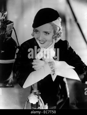 Bette Davis (1908-1989) - noto anche come la First Lady del cinema americano - è stato un film americano, televisione e attrice di teatro. Notevole perché la sua volontà di svolgere sardonica e unsympathetic caratteri ha inaugurato la parità di retribuzione per le donne nel settore della cinematografia. Foto Stock