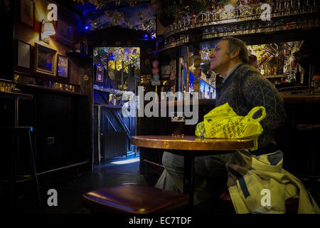 Un cliente seduto in Agnello e bandiera pub di Covent Garden,. Londra. Foto Stock