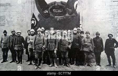 Ahmed Djemal Pascià (1872 - 21 luglio 1922); Ottomano leader militare e un terzo del triumvirato militare conosciuta come le tre impero ottomano che ha governato l'Impero Ottomano durante la guerra mondiale I. visto in questo gruppo al di fuori del tedesco Krupp e fabbrica degli armamenti in Istanbul Foto Stock