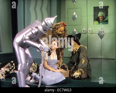 The Wizard of Oz è un 1939 American musical fantasy film prodotto dalla Metro Goldwyn Mayer, e il più noto e adeguamento commerciale basata sul 1900 romanzo Il meraviglioso Mago di Oz da L. Frank Baum. Il film stelle Judy Garland Foto Stock