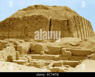 La facciata ricostruita del Neo-Sumerian grande Ziggurat di Ur, vicino a Nassiriya in Iraq. Ziggurat erano stati costruiti dai Sumeri, Babilonesi, Elamiti, Acadians e assiri per religioni locali. Ogni ziggurat era parte di un tempio complesso che comprendeva altri edifici. I precursori degli ziggurat sono state sollevate le piattaforme che data dal periodo Ubaid[1] durante il IV millennio a.c. Le prime ziggurat ha iniziato nei pressi della fine dell'inizio periodo dinastico.[2] L'ultima ziggurat mesopotamiche data dal VI secolo A.C. Foto Stock