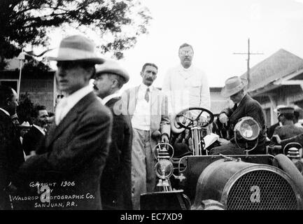 Presidente Theodore Roosevelt, stando in piedi in un'automobile, a Rio Piedras, Puerto Rico. Roosevelt (1858-1919) fu un uomo politico americano, autore, naturalista, explorer e storico che ha servito come il ventiseiesimo Presidente degli Stati Uniti. Foto Stock