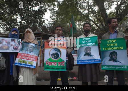 Dacca in Bangladesh. 10 dicembre, 2014. Famiy deputati hanno fatto catena umana tenendo le immagini dei loro parenti scomparsi durante la celebrazione della Giornata Internazionale dei Diritti Umani a Dhaka. Secondo l organizzazione dei diritti di Odhikar ha dichiarato che 150 persone, per la maggior parte da politici sfondi, cadde vittima di sparizione forzata tra gennaio 2009 e agosto 2014. Credito: zakir hossain chowdhury zakir/Alamy Live News Foto Stock