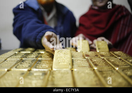 Dic. 10, 2014 - funzionari a Dhaka's Hazrat Shahjalal International Airport hanno sequestrato 43kg di oro dalla sua sezione cargo oggi, 10 dicembre 2014. Informazioni doganali ala Assistente del Commissario Arindam Chakma detto che 43 oro bar ognuna del peso di un chilogrammo sono state recuperate intorno alle 4 del mattino di oggi e che era stato portato nelle caselle contrassegnate come indumento accessori. Dacca in Bangladesh © Suvra Kanti Das/ZUMA filo/ZUMAPRESS.com/Alamy Live News Foto Stock