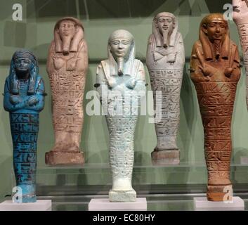 Periodo Tardo, Shabti (figurine progettato per eseguire operazioni per il proprietario nel loro aldilà), sono stati sepolti con personalità di spicco nell'antico Egitto. 664-332 A.C. Foto Stock