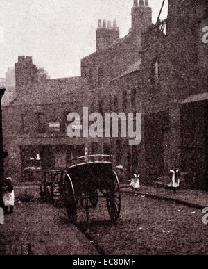 Fotografia di una strada di Clerkenwell, una zona di central London nel quartiere londinese di Islington. Era una antica parrocchia e dal 1900 al 1965 faceva parte del Metropolitan Borough of Finsbury. Datata 1901 Foto Stock