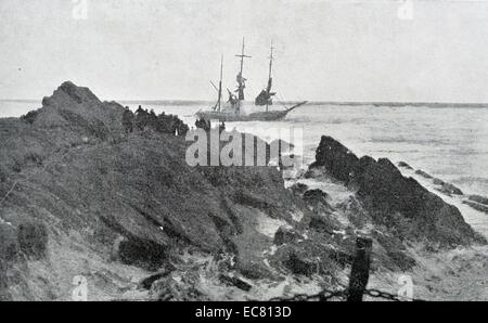 Fotografia del relitto del Capricorno a Bude. Fotografato durante il tentativo di salvataggio dei quattordici uomini a bordo. Datata 1901. Foto Stock