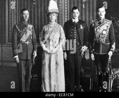 Da sinistra a destra - il Duca di York (più tardi re George VI), Queen Mary (moglie di Re Giorgio V) Prince George (il Duca di Kent) e il principe Henry (Duca di Gloucester) Foto Stock