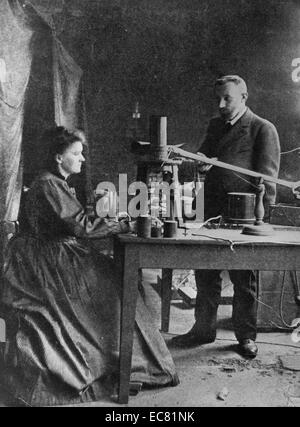 Fotografia di Marie Sklodowska-Curie (1867-1934) un polacco e naturalizzato-fisico francese, vincitore del Premio Nobel e farmacia che ha condotto ricerche pionieristiche sulla radioattività, con suo marito Pierre Curie (1859-1906) un fisico francese, vincitore del Premio Nobel e un pioniere in cristallografia, magnetismo piezoelettricità e la radioattività. Datata 1906 Foto Stock