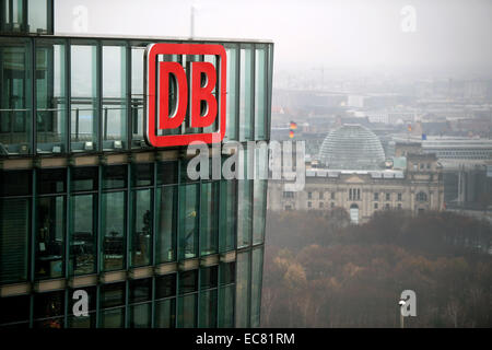 Il rosso logo DB per la Deutsche Bahn (Tedesco ferroviaria) è sollevata al di sopra di Berlino, Germania, 10 dicembre 2014. Il consiglio di sorveglianza di Deutsche Bahn incontra oggi presso la sede centrale della società a Potsdamer Platz. Foto: BERND VON JUTRCZENKA/dpa Foto Stock