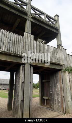 Il Lunt Roman Fort è il sito archeologico di un forte romano, in provincia romana di Britannia. al di fuori di Coventry, Warwickshire; il fort è ora stato completamente scavato e parzialmente ricostruito Foto Stock