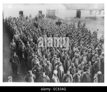 Un folto gruppo di soldati russi catturati dai difensori di Przemysl; Polonia; durante la Prima Guerra Mondiale, 1915 Foto Stock