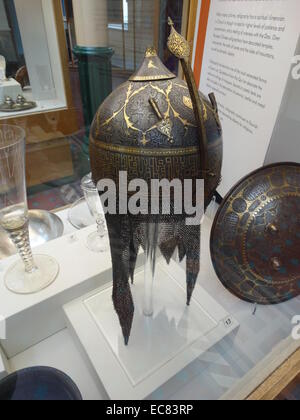 Casco; l'Iran; 1750; Damascened: ferro scolpito e intagliato con filo di oro. Il confine del testo arabo su questo casco può essere una citazione del Corano per dare forza al soldato che indossa il casco. Foto Stock