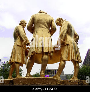 William Bloye della statua di Matthew Boulton; James Watt e William Murdoch; tre di Birmingham più famosi uomini. Essa era destinata a diventare parte di un centro civico complesso ma solo alcune parti di questa e che non sono mai state completate sono state Baskerville House e la Sala della memoria in Centenary Square. Foto Stock