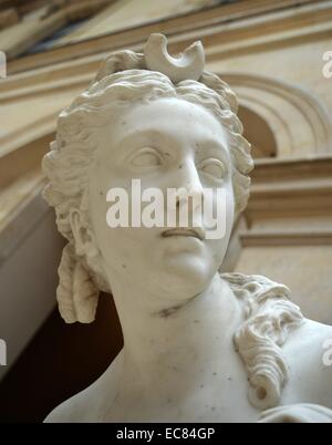 Statua in marmo della dea Diana. Creato da Christophe-Gabriel Allegrain (1710-1795), scultore francese che temprato uno stile neoclassico con fascino rococò e morbidezza. Datato 1778 Foto Stock