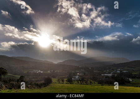 Ardara, County Donegal, Irlanda. 10 dicembre, 2014. Una pausa nella tempesta come alberi di luce del sole attraverso le nuvole nella West Coast village. Credito: Richard Wayman/Alamy Live News Foto Stock