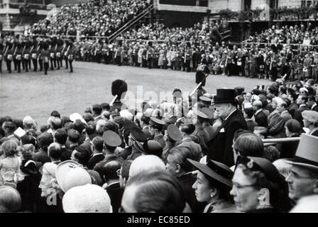 Fotografia di Sir Winston Churchill (1874-1965) alla cerimonia del Trooping il colore. Datata 1953 Foto Stock