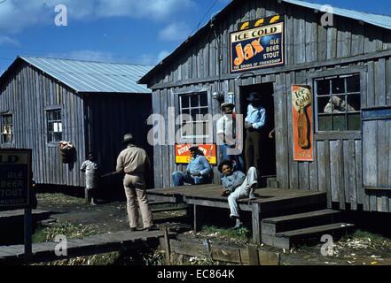 Fotografia di quarti viventi e "juke joint" per lavoratori migratori, Belle Glade, Florida. Fotografato da Marion Post Wolcott (1910-1990) una nota del fotografo americano che ha lavorato per la Farm Security Administration durante la Grande Depressione che documentano la povertà e le privazioni. Datata 1940. Foto Stock