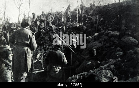 Fotografia dei soldati francesi nelle trincee come una battaglia continua. Datata 1916 Foto Stock