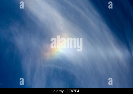 Nuvole iridescenti - rainbow-simile effetto tra le nuvole Foto Stock
