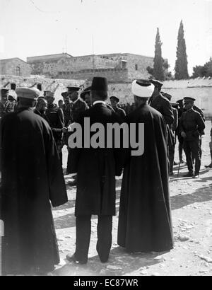 Fotografia del maresciallo di campo Edmund Allenby (1861-1936) riunione dignitari araba di Gerusalemme. Datata 1917 Foto Stock