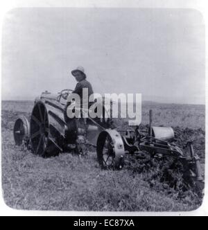 Fotografia di un uomo ebraico su un trattore agricolo, su un Kibbutz. Datata 1936 Foto Stock