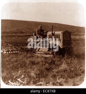 Fotografia di un uomo ebraico su un trattore agricolo, su un Kibbutz. Datata 1936 Foto Stock